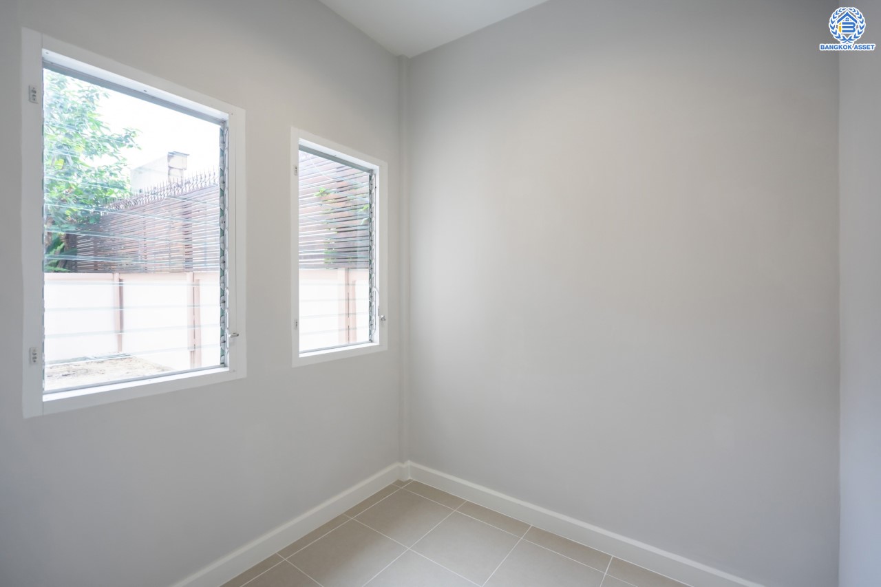 บ้านมือสองตกแต่งใหม่ ม.นนทรี5 พระราม5 เนื้อที่ 60 ตร.ว. ฟังก์ชัน 3 ห้องนอน 3 ห้องน้ำ 1 ห้องอเนกประสงค์ 1 ห้องแม่บ้านพร้อมห้องน้ำในตัว จอดรถได้ 2 คัน บนสุดยอดทำเล! ใกล้รถไฟฟ้า "สถานีแยกติวานนท์" และทางด่วน"ศรีรัช" ขับรถเพียง 5 นาที ก็ถึงวงเวียนพระราม5 ที่เชื่อมต่ออีกหลายหลายเส้นทางได้อย่างรวดเร็ว